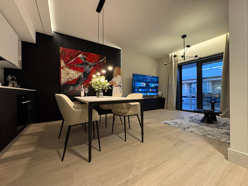 Spacious Living area with real Art and loads of space.